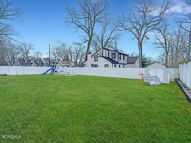 450 Wells Ave — Photo 33
