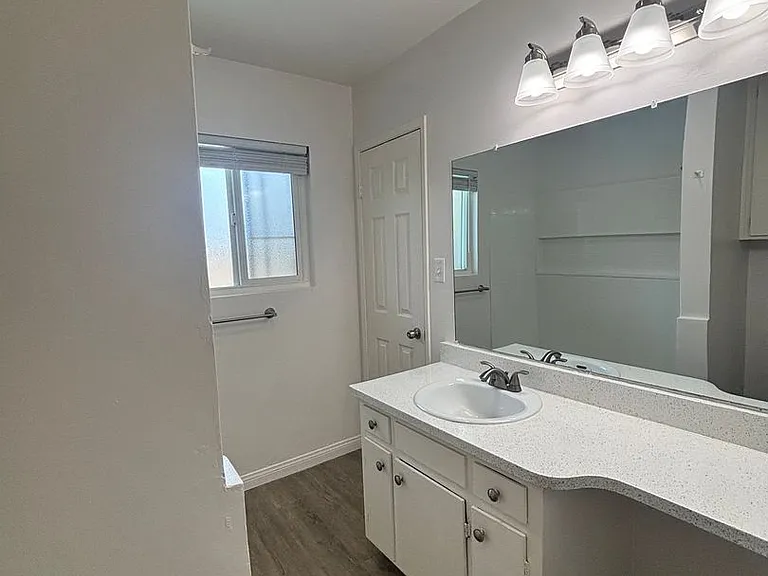 University Terrace Apartments — Photo 34