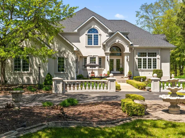 836 Royal Dublin Ln, Dyer, IN 46311