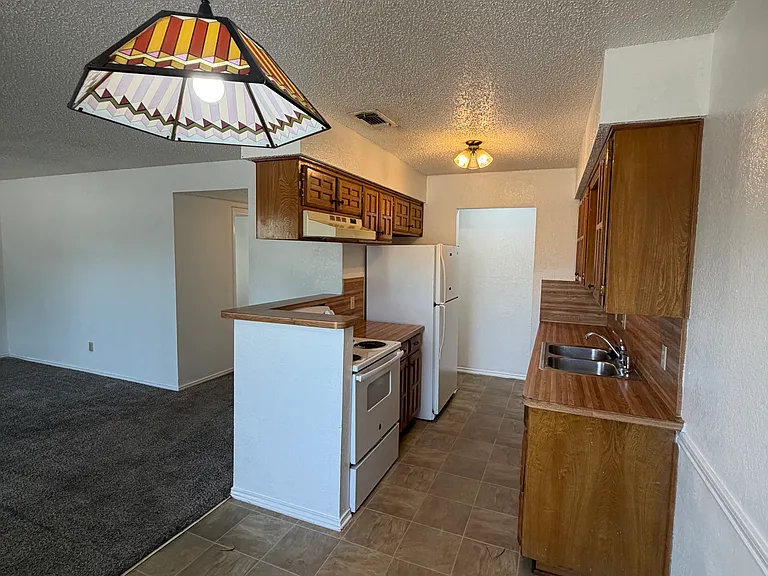 213 S Beverly St #1 — Photo 5