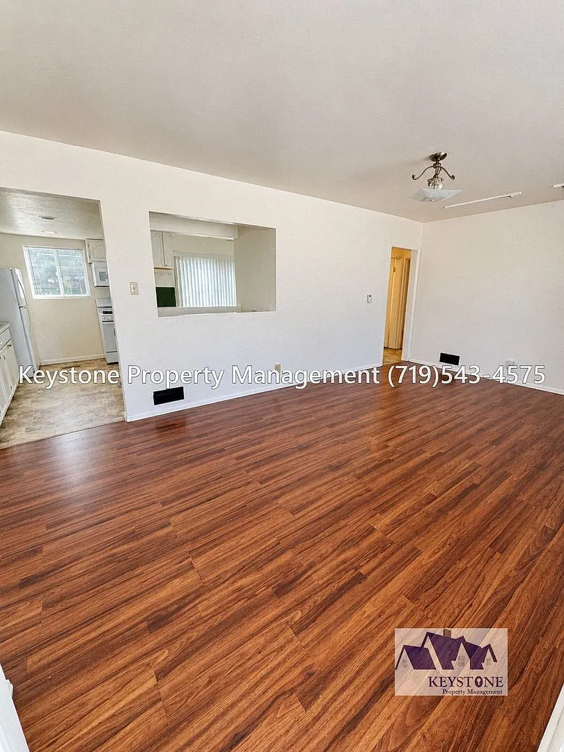 Application Fee Reimbursed! 3 Bedroom Plus/1 Bathroom/Carport House $1350/$1350 — Photo 2