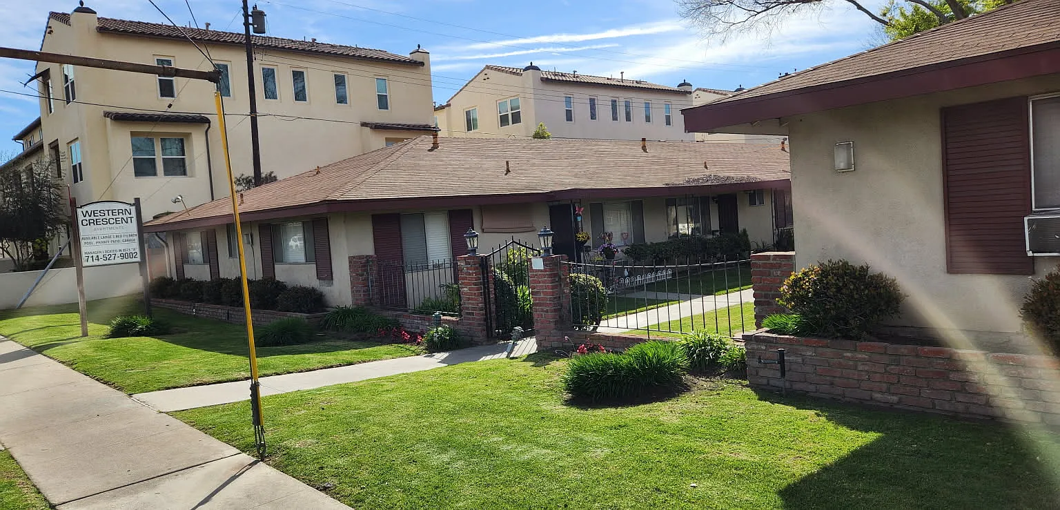 Western Crescent Apartments — Photo 1