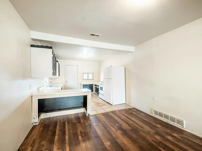 2410 W 13th St — Photo 5