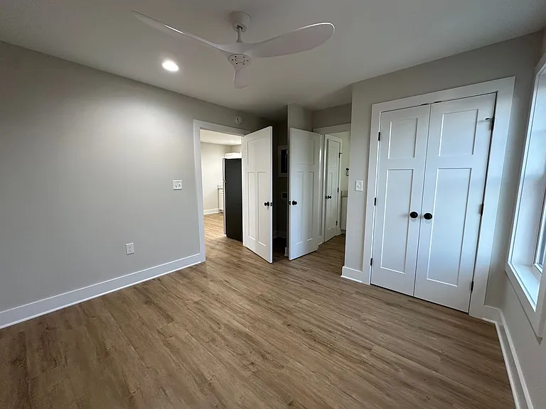 404 Phillips Aly — Photo 6