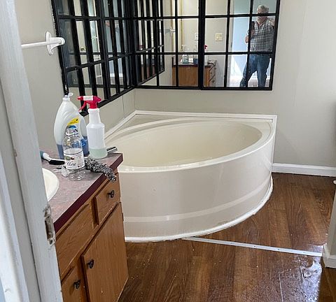 Jacuzzi in main bathroom