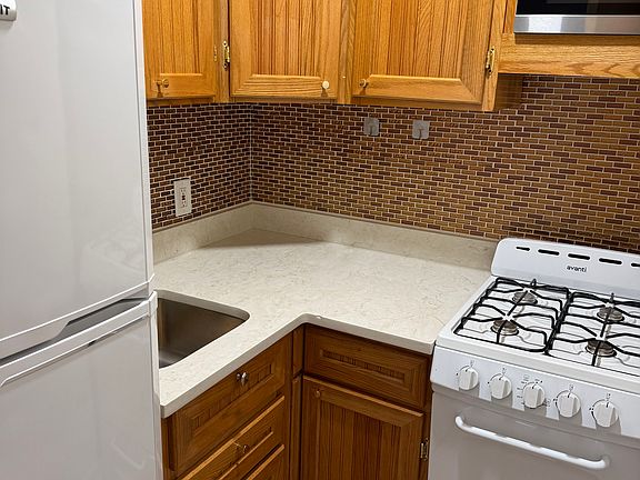 3rd image of 250 W 100th St #1107