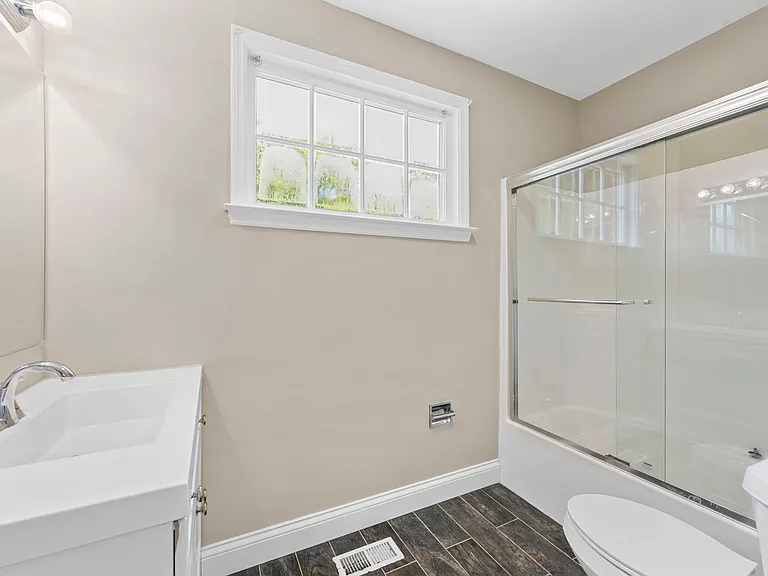 502 Thomas Rd — Photo 17