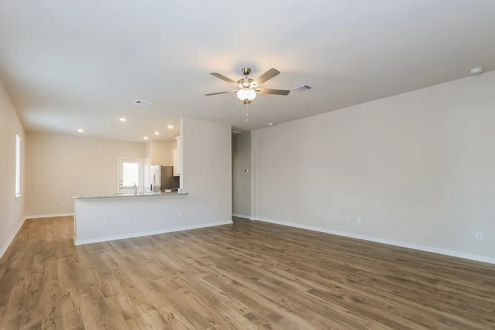 3 bed, 2.0 bath, 1306 sqft, $1,535 — Photo 3