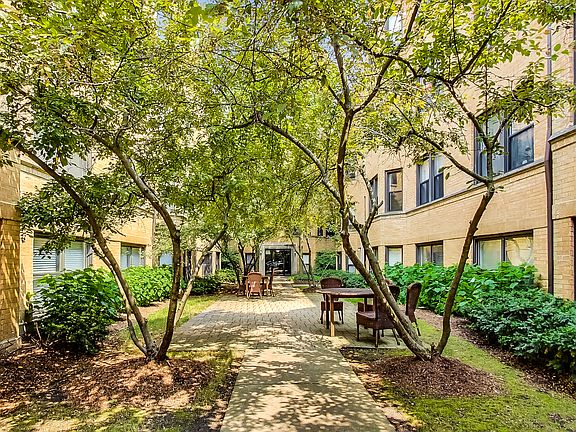 2nd image of 7633 N Greenview Ave APT 1W