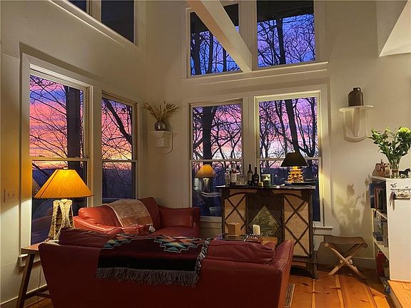 2nd image of 1911 Ridgeview Dr