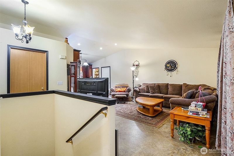 3rd image of 3818 Thayer Road NE