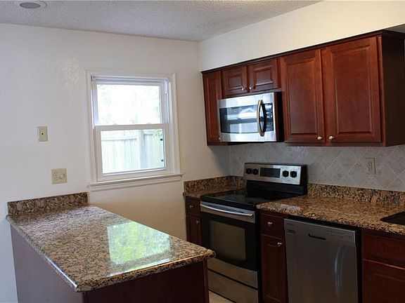 5th image of 546 Biltmore Dr