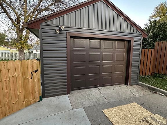 3rd image of 328 12th Ave NE