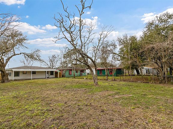 4th image of 2111 Briar Ln