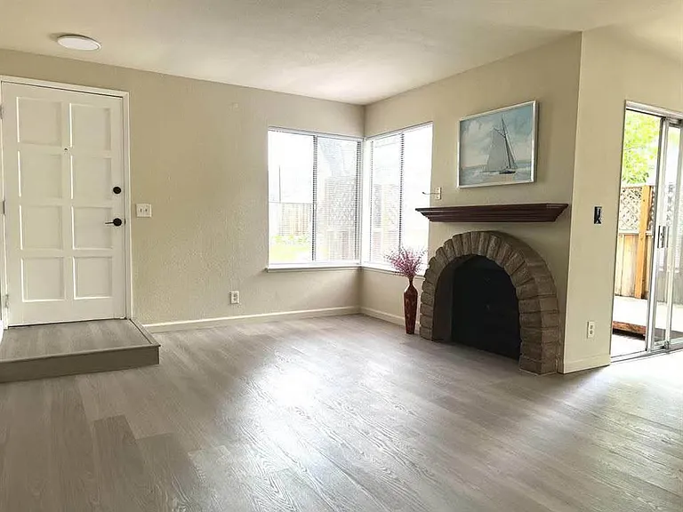 1050 Delna Manor Ln — Photo 5