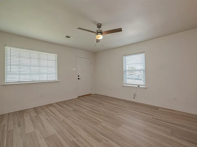 915 Adele St — Photo 4