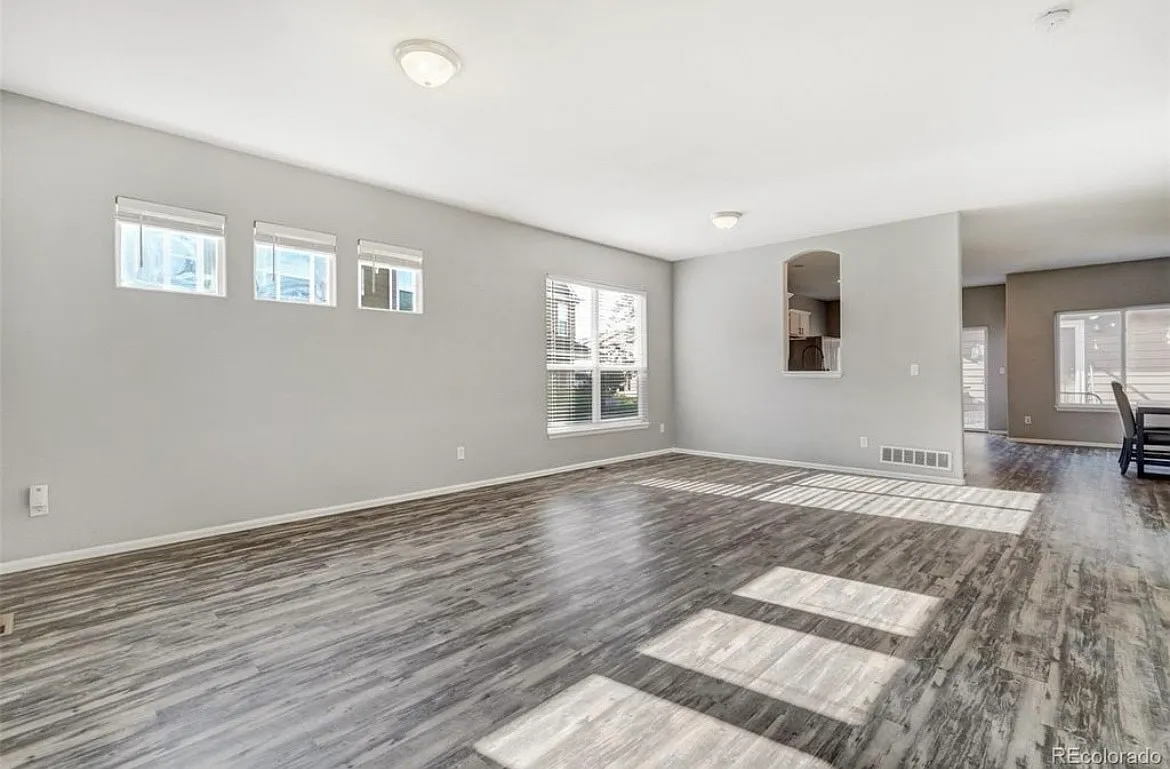 3 bed, 1870 sqft, $2,300 — Photo 4