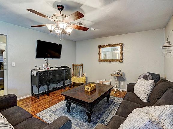 5th image of 921 E Hills Dr