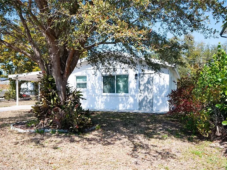2685 Van Buren Ave — Photo 2