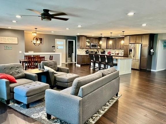 3rd image of 1121 Shady Ln