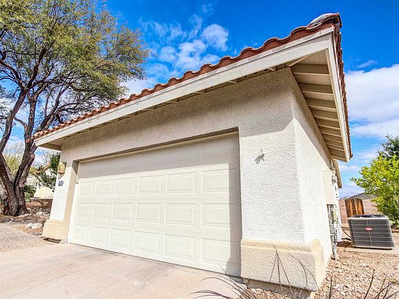 3rd image of 4762 N Mayfair Cir