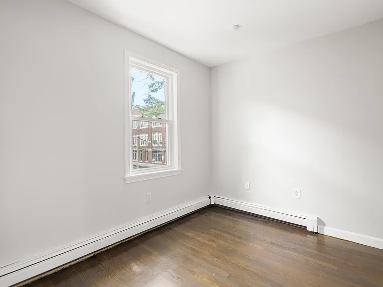 218 W 7th St #2 — Photo 17