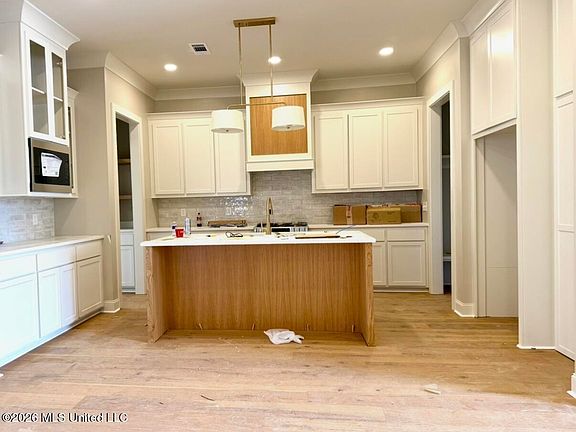 3rd image of 212 Garnet Dr