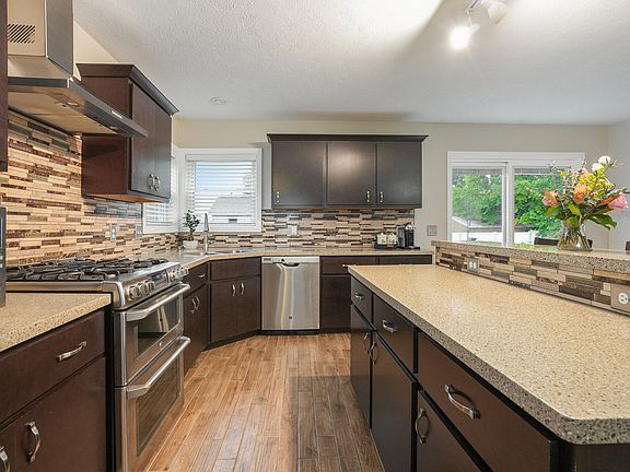 5th image of 3185 27th St SW