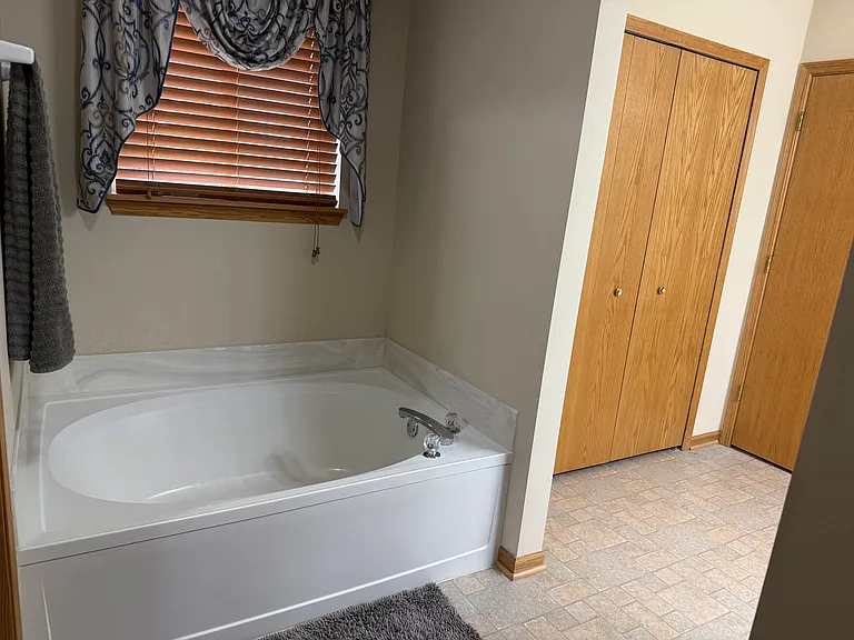 Master bath tub and linen closet