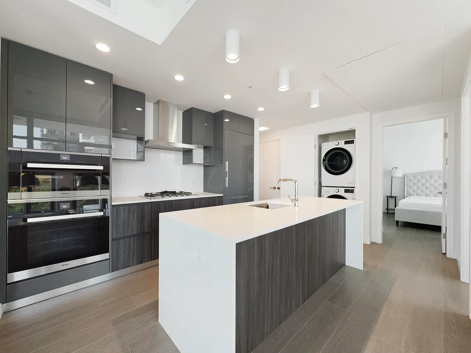 3 bed, 938 sqft, $3,900 — Photo 3