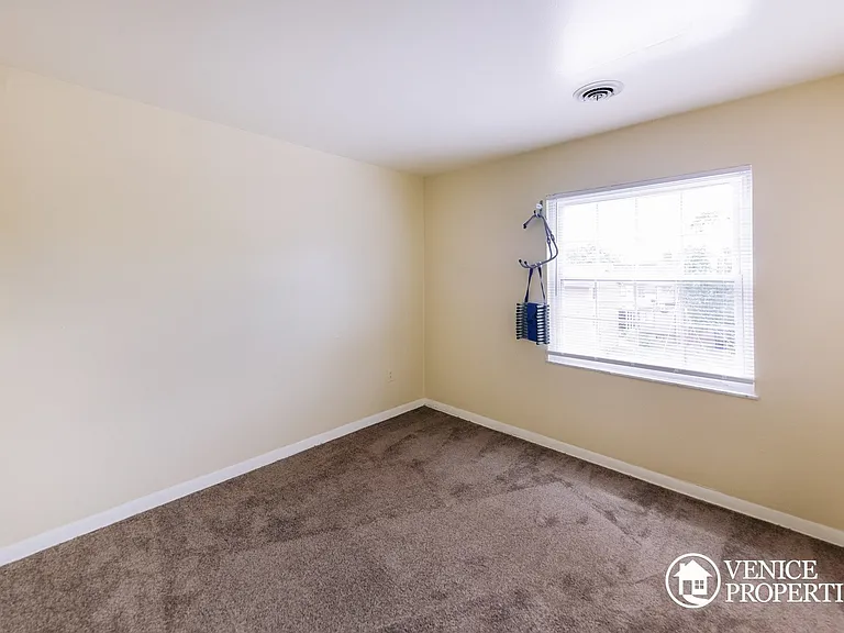 2 Bedroom On OSU Campus — Photo 8