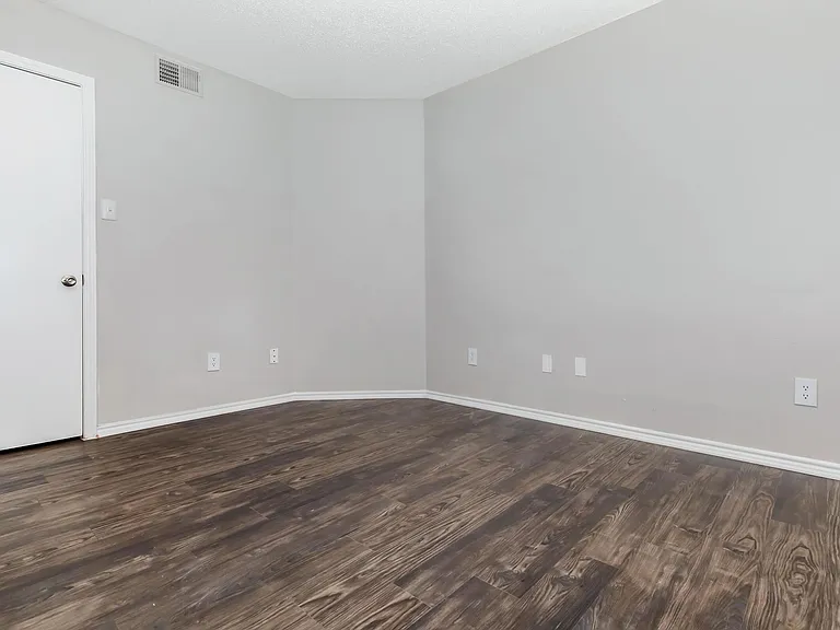 Eagle's Point Apartments — Photo 57