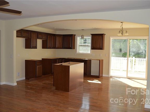 4th image of 909 Woodbine Pl