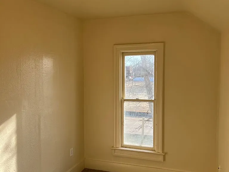 612 W 11th St | Tenant Pays Electric Only — Photo 8