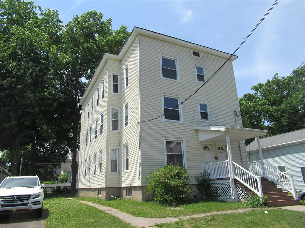 3 bed, 1200 sqft, $1,800 — Photo 1