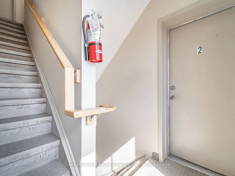 639 Dundas St W #2 — Photo 26