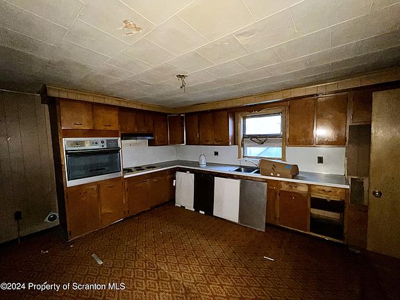 3rd image of 702 Jenkins St