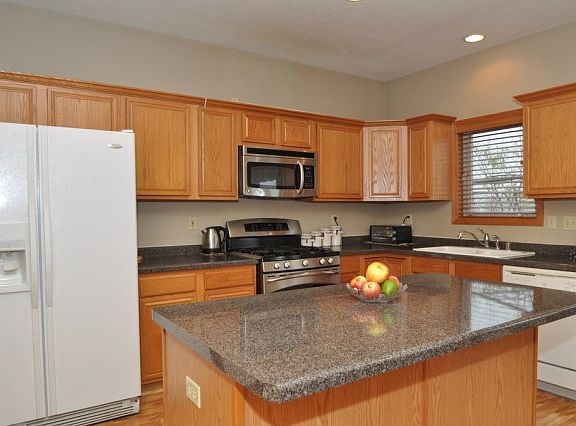 4th image of 2440 Emslie Dr