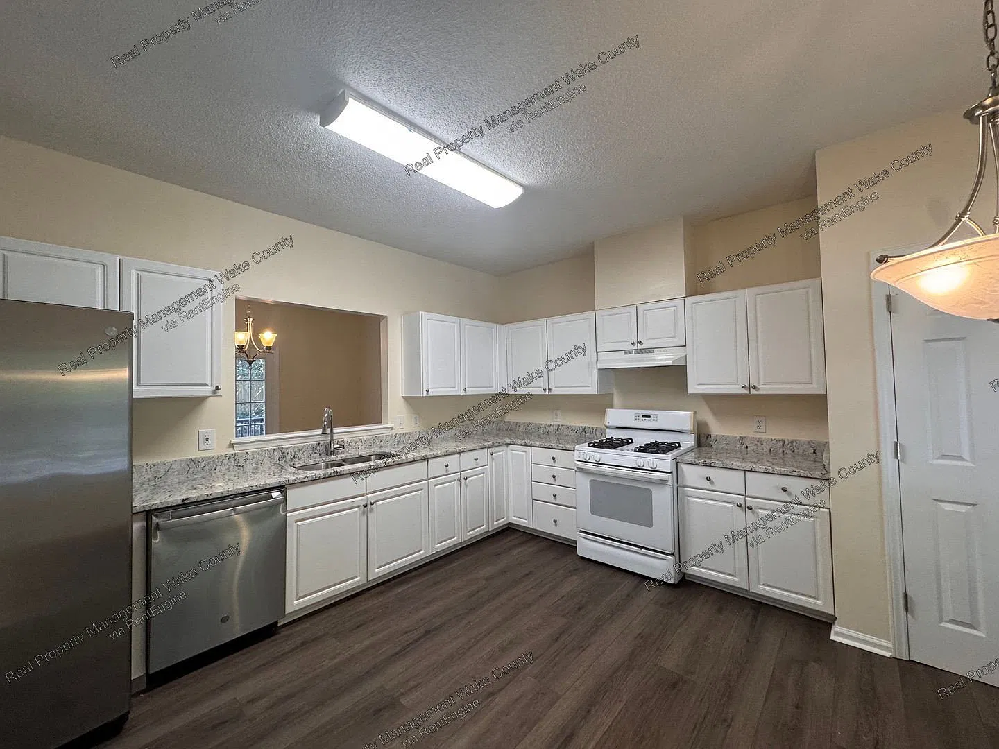 3 bed, 2.5 bath, 1900 sqft, $2,150 — Photo 4