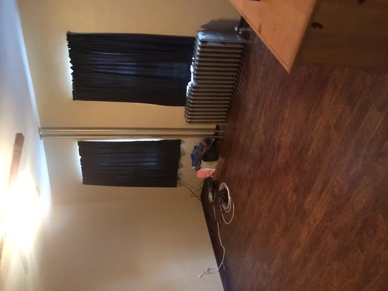 Large fron bedroom. Easliy sleeps two people