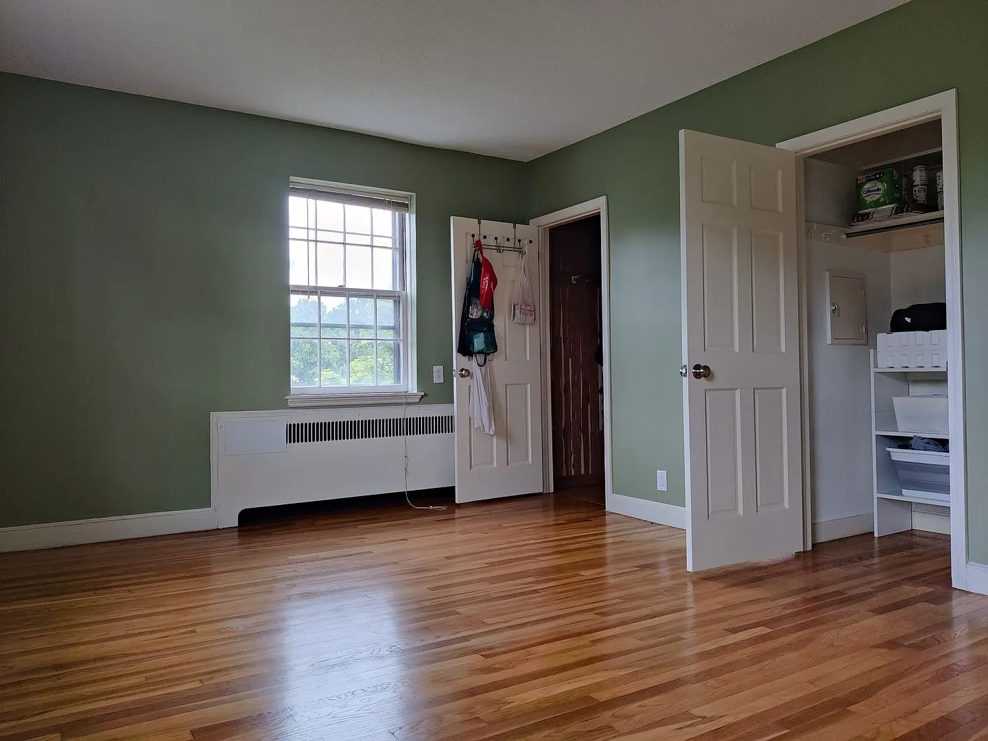No Brokers Fee, In-Unit Washer and Dryer, Heat, Hot Water Included, Parking is Available. — Photo 1