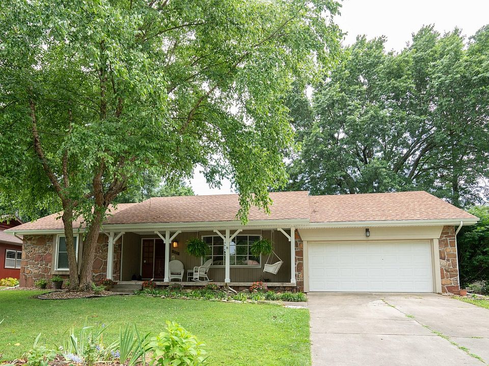 2118 E Meadow Dr
