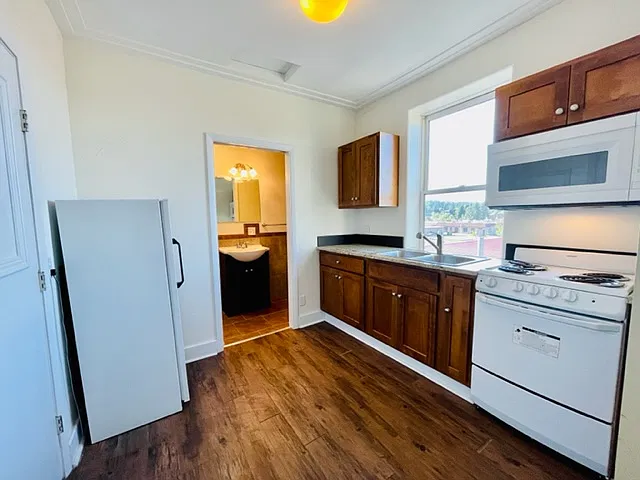 Corbus: 114 S Hauser, E - 1 — Photo 4