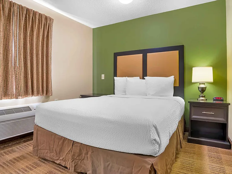 Deluxe Studio - 1 Queen Bed