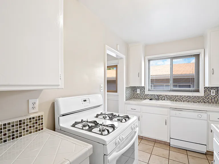 Laurelwood Apartments — Photo 8
