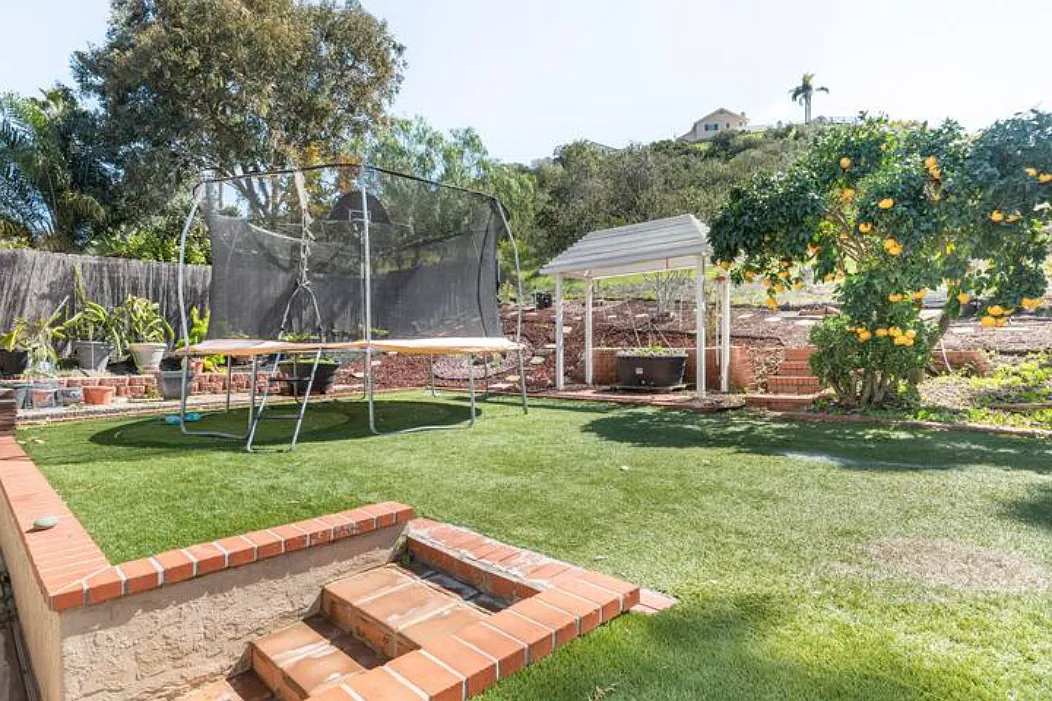 6 bed, 2500 sqft, $1,300 — Photo 2