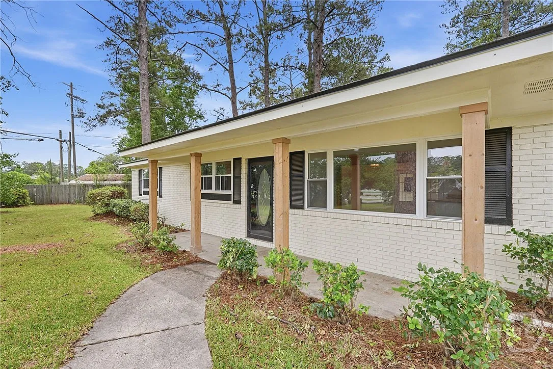 3 bed, 2.0 bath, 1825 sqft, $2,300 — Photo 1