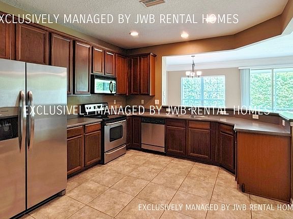 4th image of 11173 Castlemain Cir W