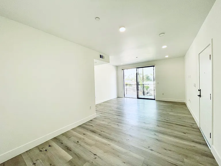 14612 Calvert St #202 — Photo 2