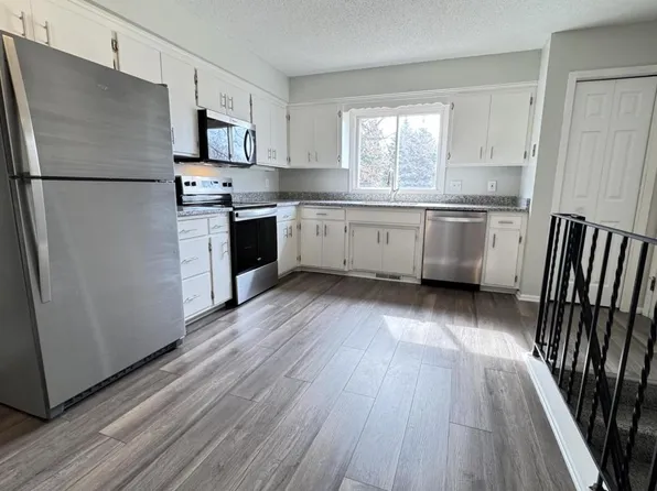 11125 River Hills Dr, Burnsville, MN 55337